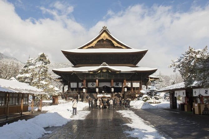 1-Day Winter Tour From Nozawa Onsen: Snow Monkeys, Zenko-ji Temple & Sake - Jigokudani Snow Monkey Park: hot springs, wild rules, close viewing