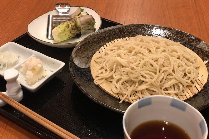 A pairing experience in Sapporo where you can enjoy tempura and 3 kinds of Hokkaido-only sake, along with a soba-noodle making experience! - Tempura + soba pairing: simple food done with care
