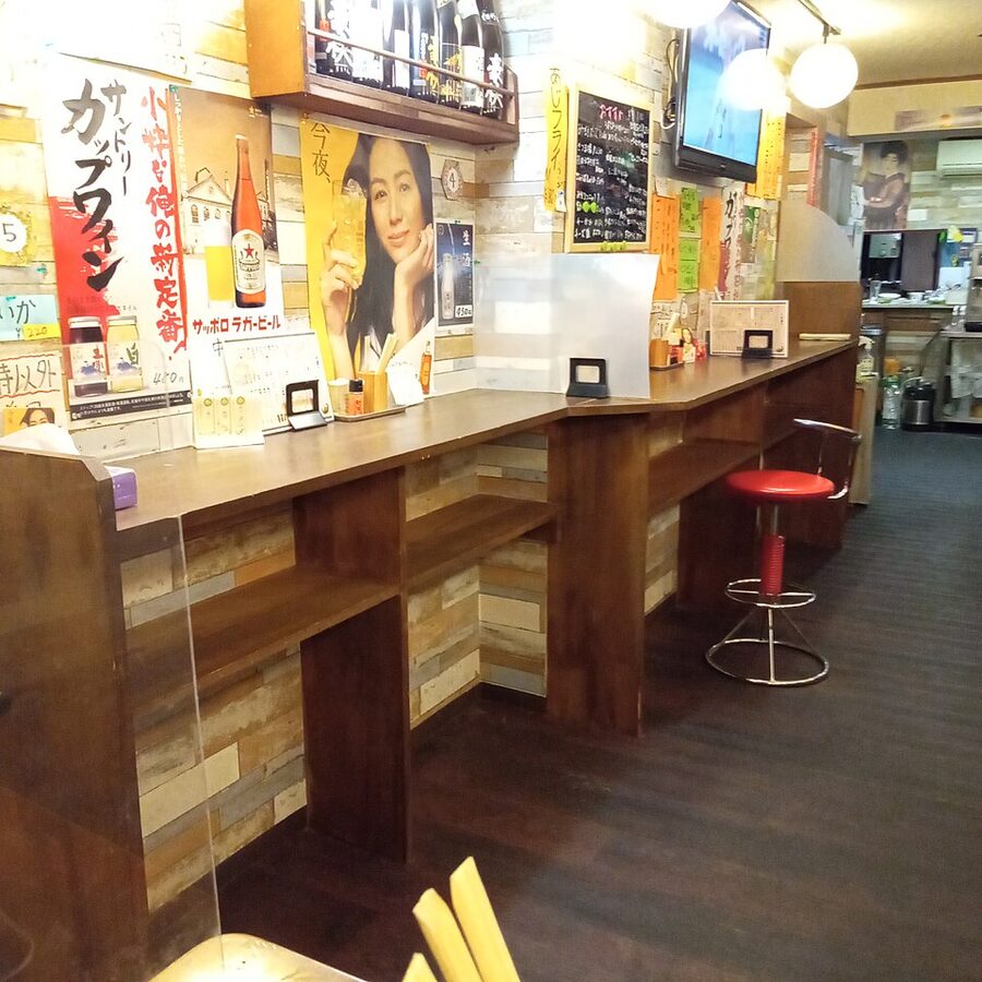A senbero set with beer chu-hi and grilled food at a Tokyo standing bar