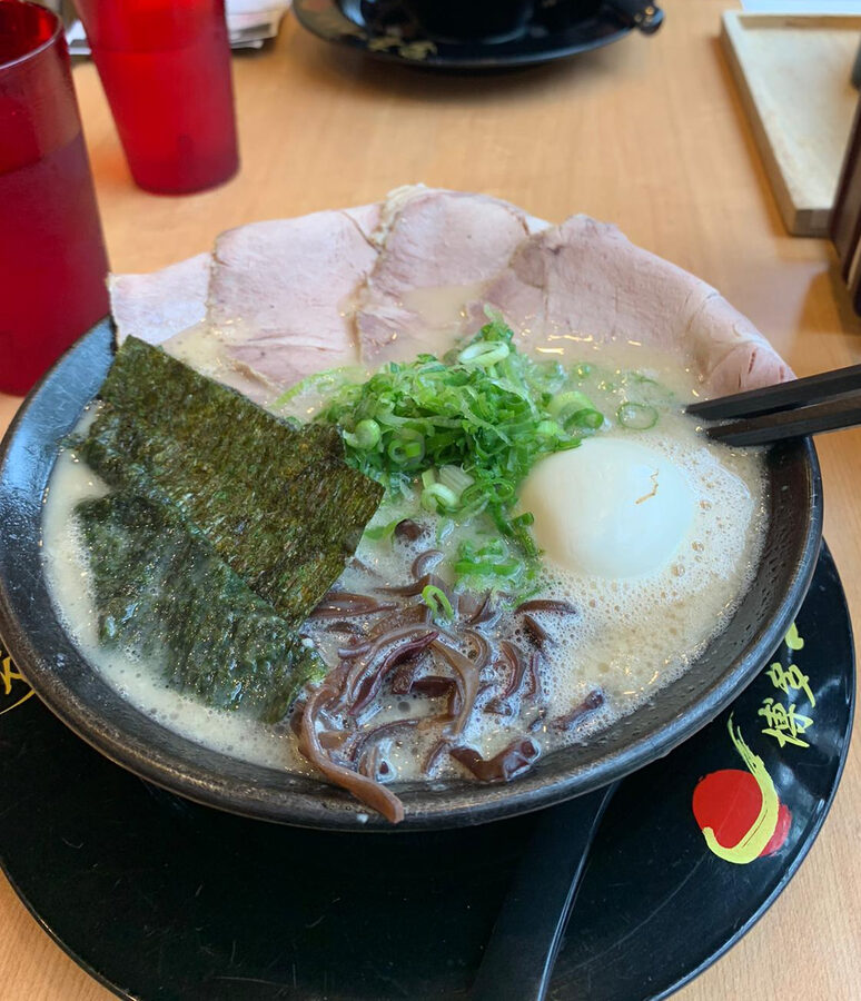 Bowl of Ikkousha tonkotsu ramen with thin noodles