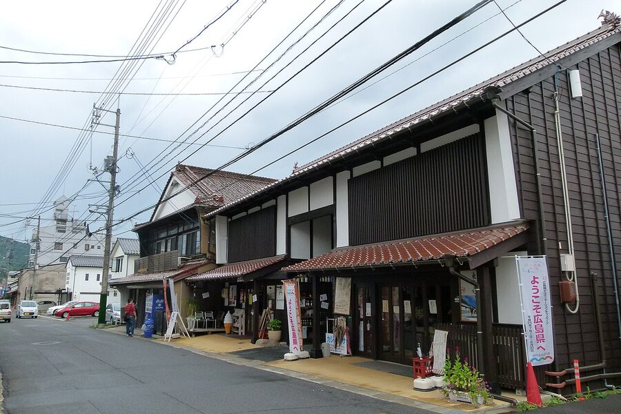 Kuguri-mon traditional gate over Saijo brewery street linking two kura buildings