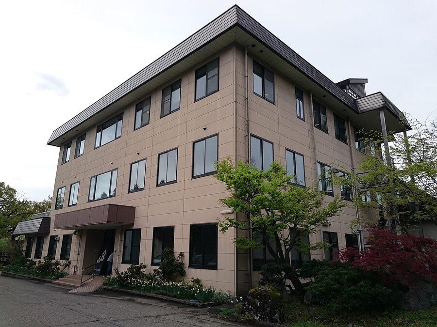Hakkaisan Brewery in Niigata with snowy traditional roof tiles