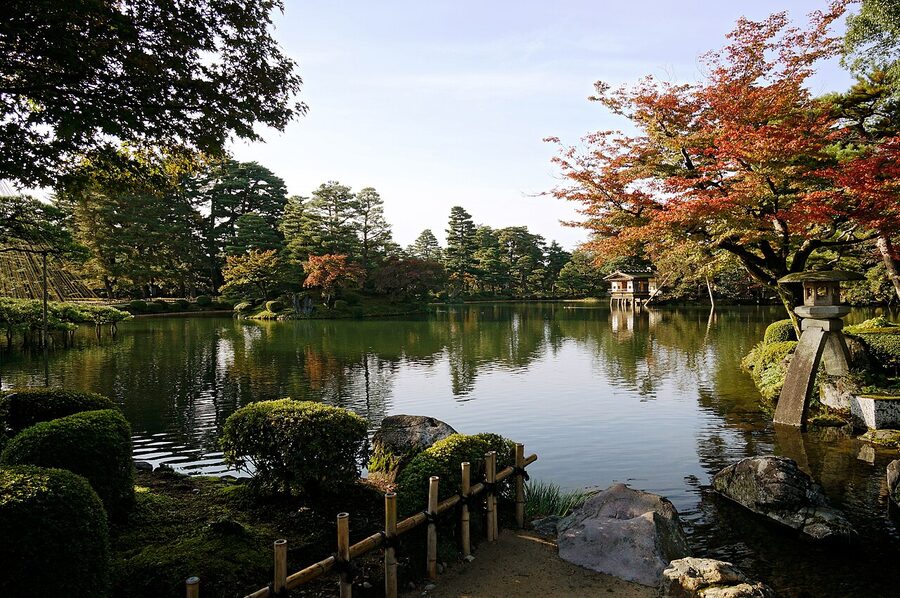 Kenrokuen garden pond in Kanazawa