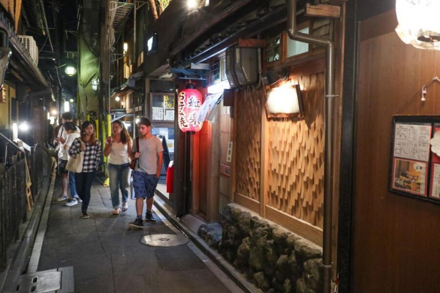 Kyoto : Bar Hopping Tour in Pontocho Alley at Night - The social layer: games, quizzes, and a shared night