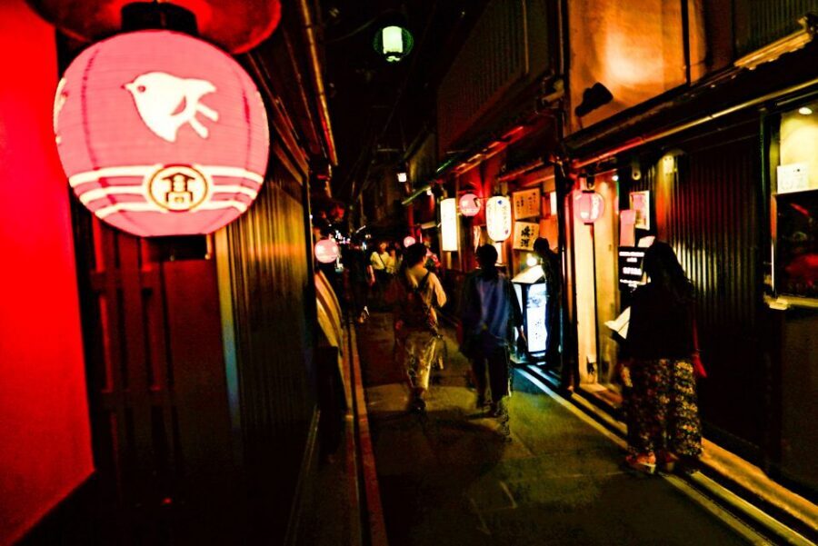 Kyoto : Bar Hopping Tour in Pontocho Alley at Night - Food reality checks: vegetarian limits and allergy caution