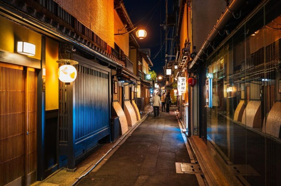 Kyoto : Bar Hopping Tour in Pontocho Alley at Night - Cash, extra drinks, and what empty-handed actually means