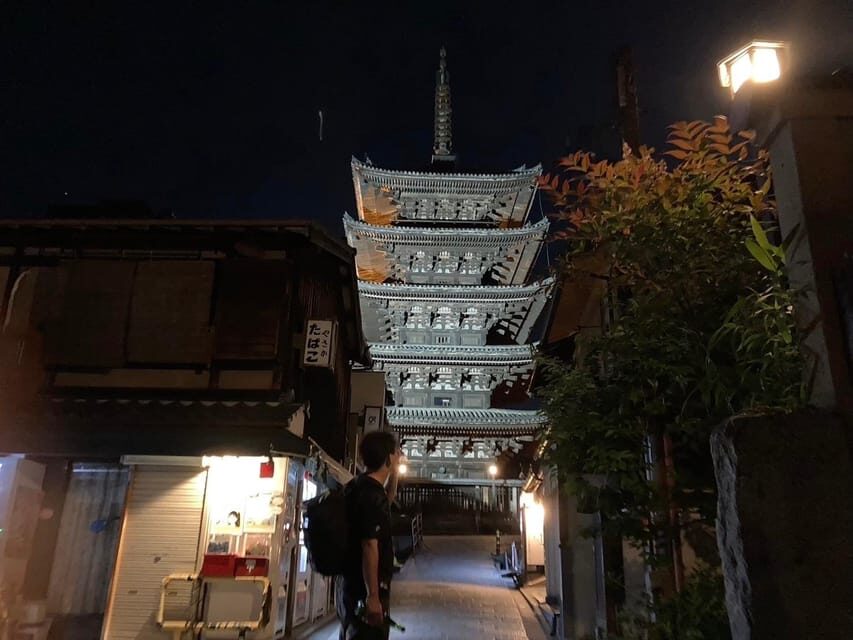 Kyoto: Gion Evening Walk with Hidden Gems, Geisha & Sake - Hōkan-ji Temple and the Yasaka Pagoda: night lighting without the daytime grind