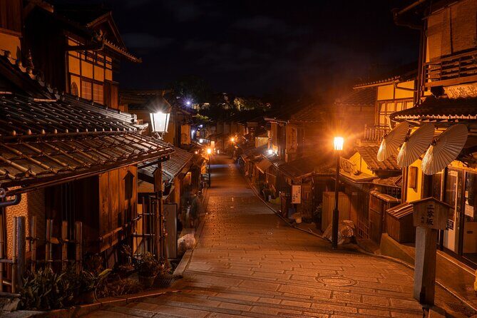 Kyoto: Gion Geisha District & Sake-in-Hand Walking Tour - Yasaka Shrine Finale: Ending Where the Atmosphere Peaks