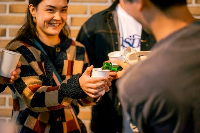 Kyoto: Gion Geisha District & Sake-in-Hand Walking Tour - Sake in Hand: How the Tasting Shapes the Experience