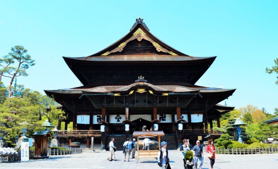 Nagano: Snow Monkeys, Zenkoji Temple & Sake Day Trip - Starting the day: Nagano Station timing and Hakuba winter shuttles