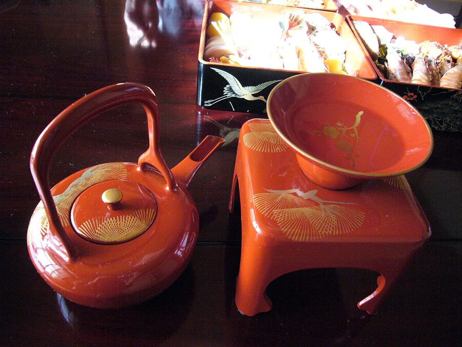 The three nesting lacquer cups of an otoso set, lined up small to large for the New Year ritual