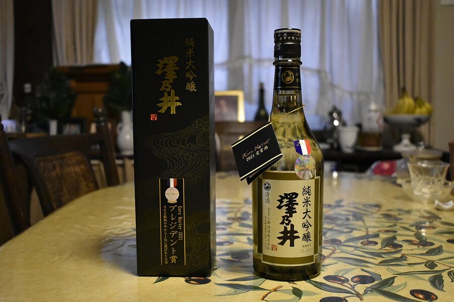 Ozawa Shuzo Sawanoi sake brewery riverside grounds