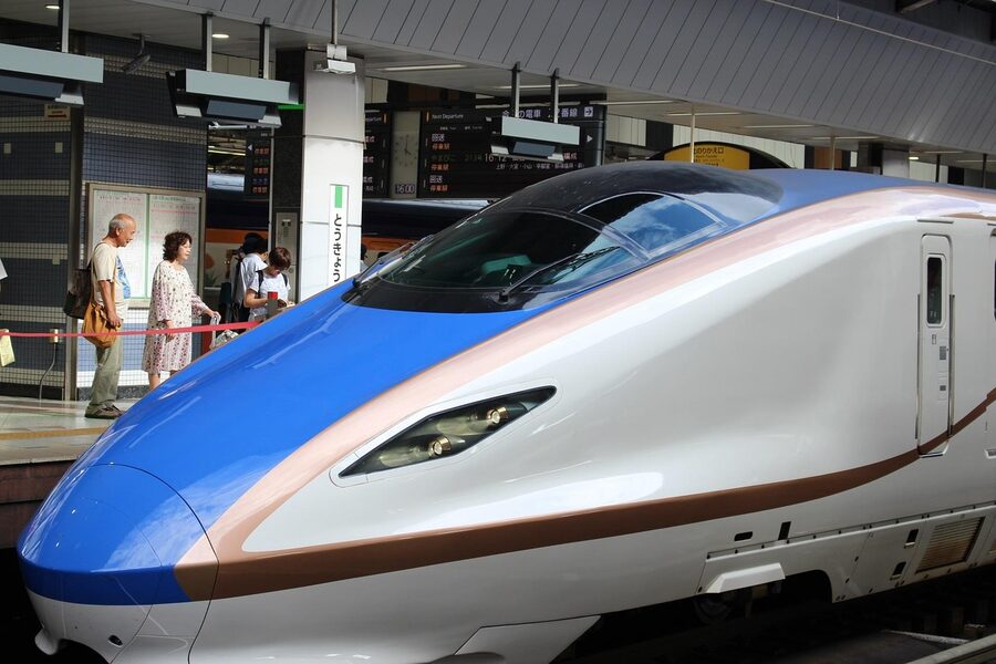 Tokyo Station Hokuriku Shinkansen platform in early morning
