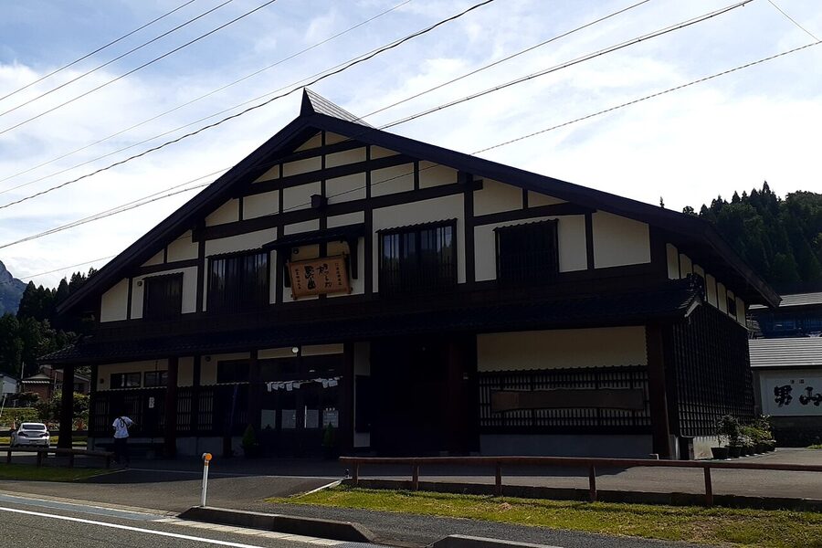 Watanabe Sake Brewery wooden exterior in Niigata