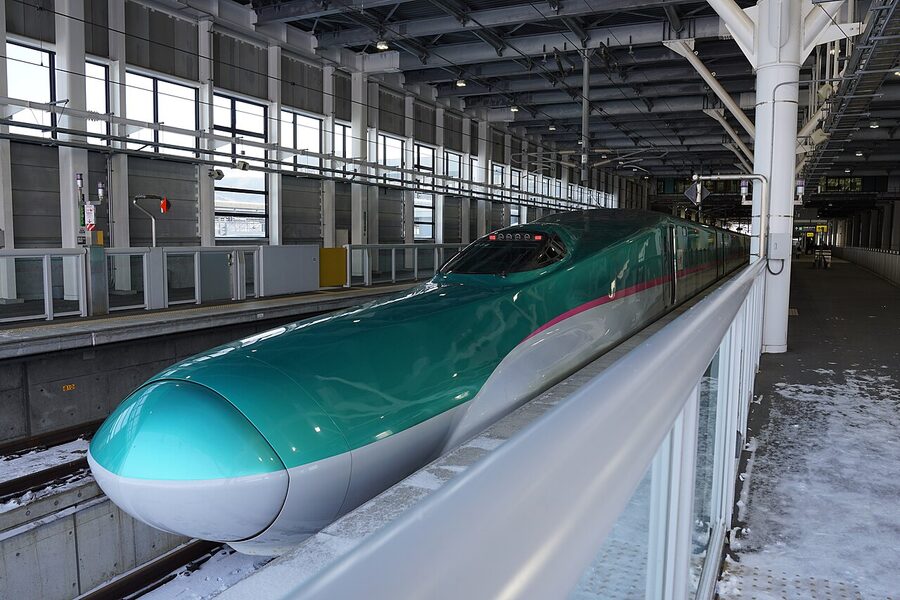 E5 series at Shin-Hakodate-Hokuto, end of the Hokkaido Shinkansen