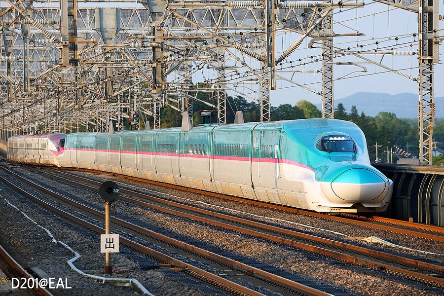 JR East E5 series shinkansen EMU exterior