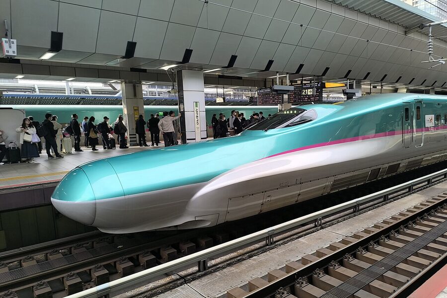 JR East E5 series Hayabusa shinkansen at Tokyo Station