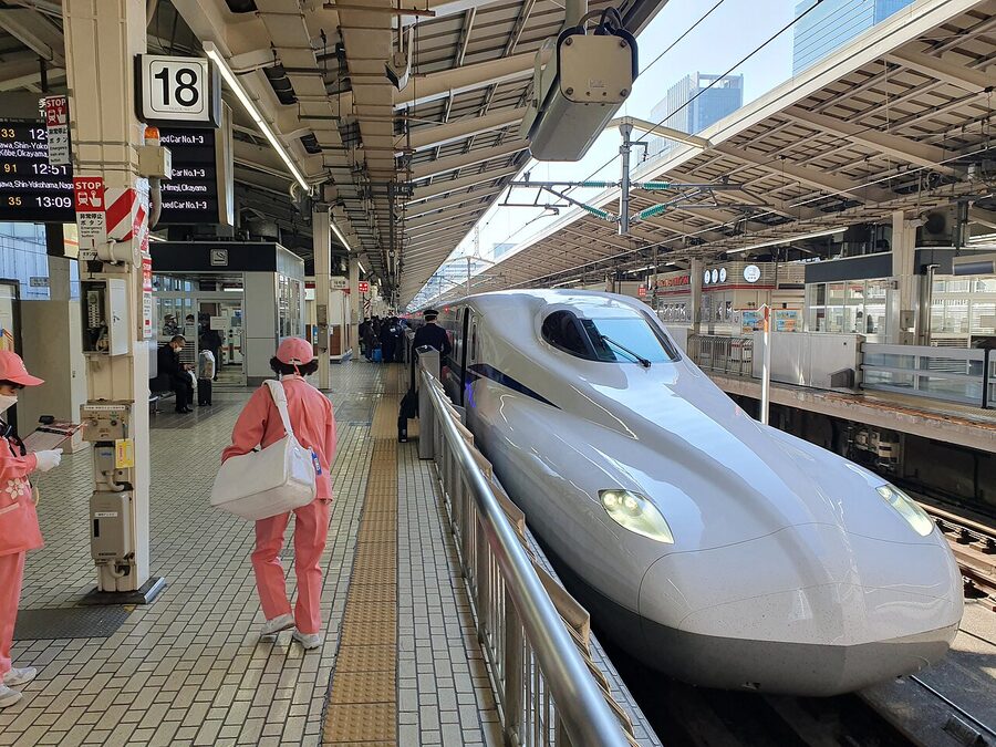 Shinkansen platform at Tokyo Station with bullet train waiting
