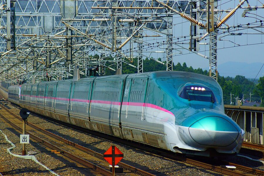 Tohoku Shinkansen Hayabusa and Komachi at the platform