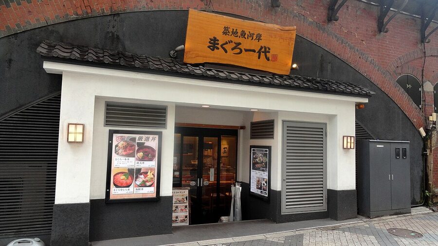 Yurakucho gado-shita izakaya under elevated train tracks, Tokyo