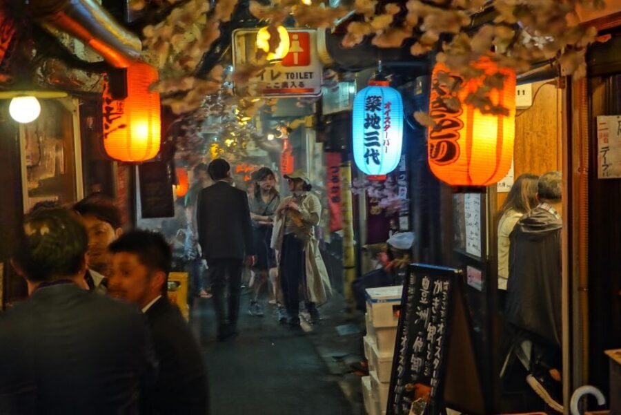 Tokyo: Shinjuku Bar Hopping with All-You-Can-Drink & Dinner - Meeting at Black pillar, then letting the night take over