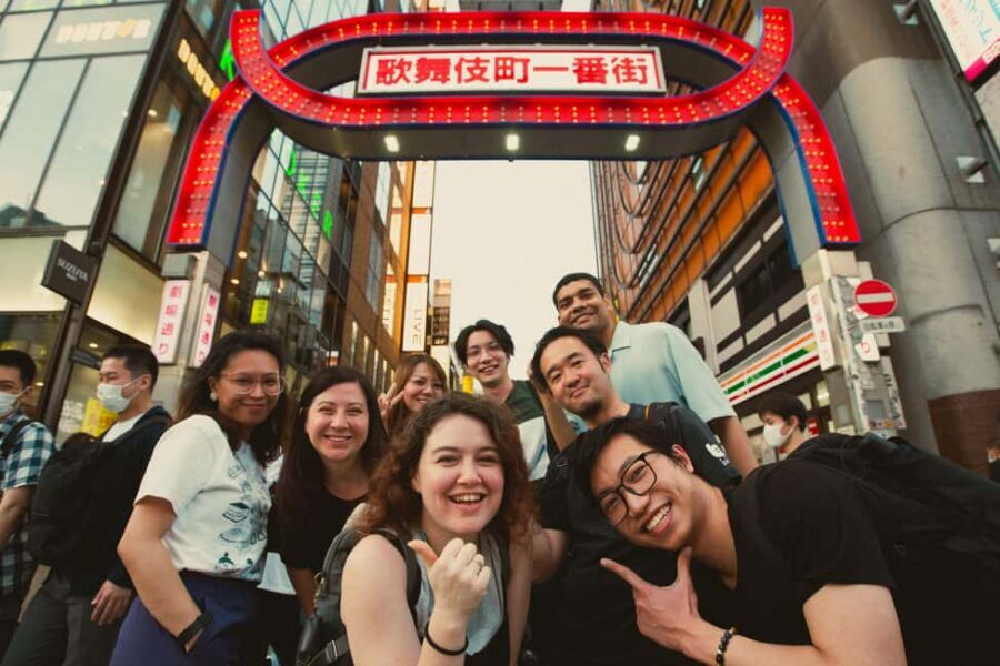 Tokyo: Shinjuku Izakaya and Golden Gai Bar Hopping Tour (2h) - Walking pace, group size, and comfort in tight lanes