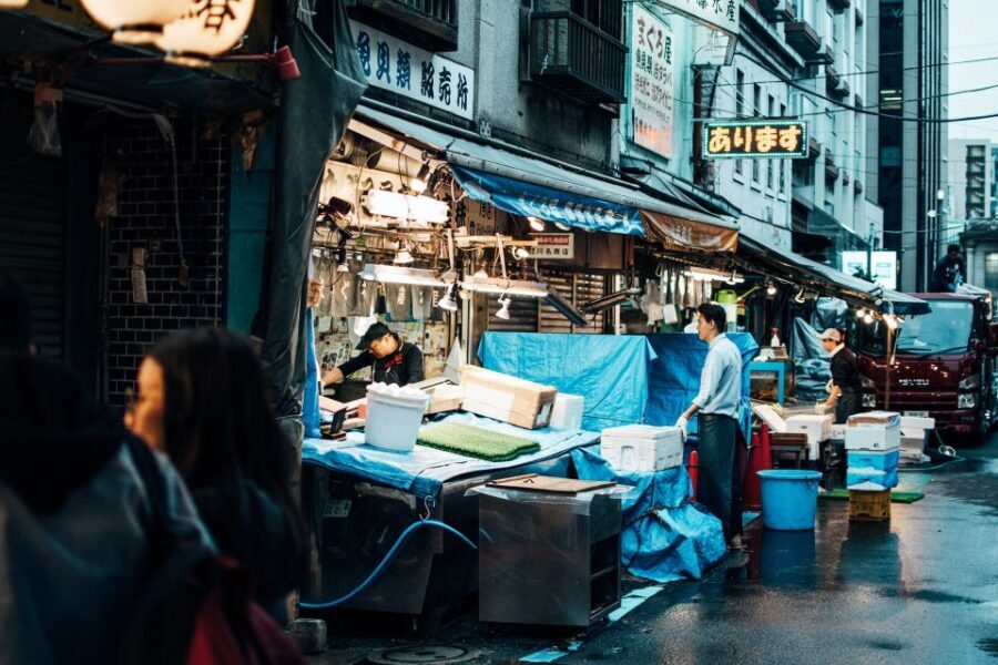 Tsukiji: Outer Market Walking Tour & Sake Tasting Experience - Key reasons this Tsukiji tour works