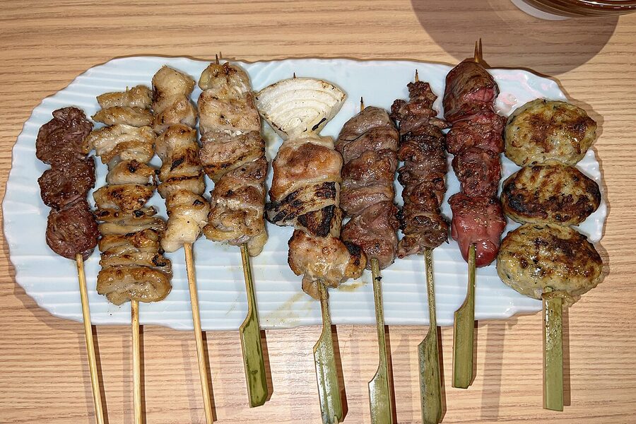 A six-skewer yakitori set with chicken-and-onion, chicken leg and pork harami at a Kamata counter